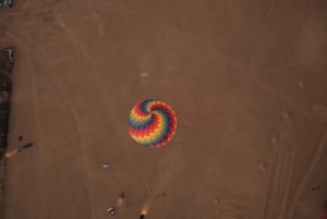 Dubai: Passeio de balão de ar quente com passeio de camelo e show de falcões