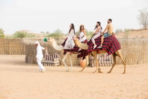 Dubai: Kuumailmapalloajelu, kameliratsastus ja haukkanäytös.