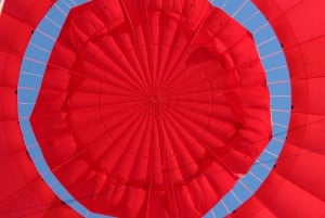 Dubai: Deluxe Hot Air Balloon Ride with Falconry Breakfast