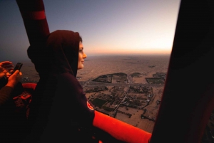 Dubai: Deluxe Hot Air Balloon Ride with Falconry Breakfast