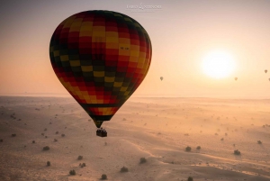 Dubai: Deluxe Hot Air Balloon Ride with Falconry Breakfast