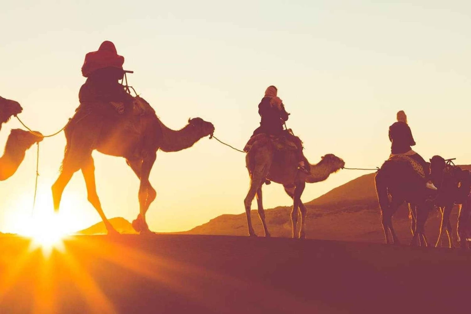 Dubai: Globo aerostático con opciones de paseo en camello, quad y caballo