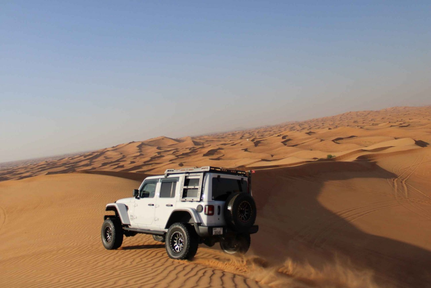 Jeep Wrangler de Dubaï : expérience dans le désert au coucher du soleil et surf des sables