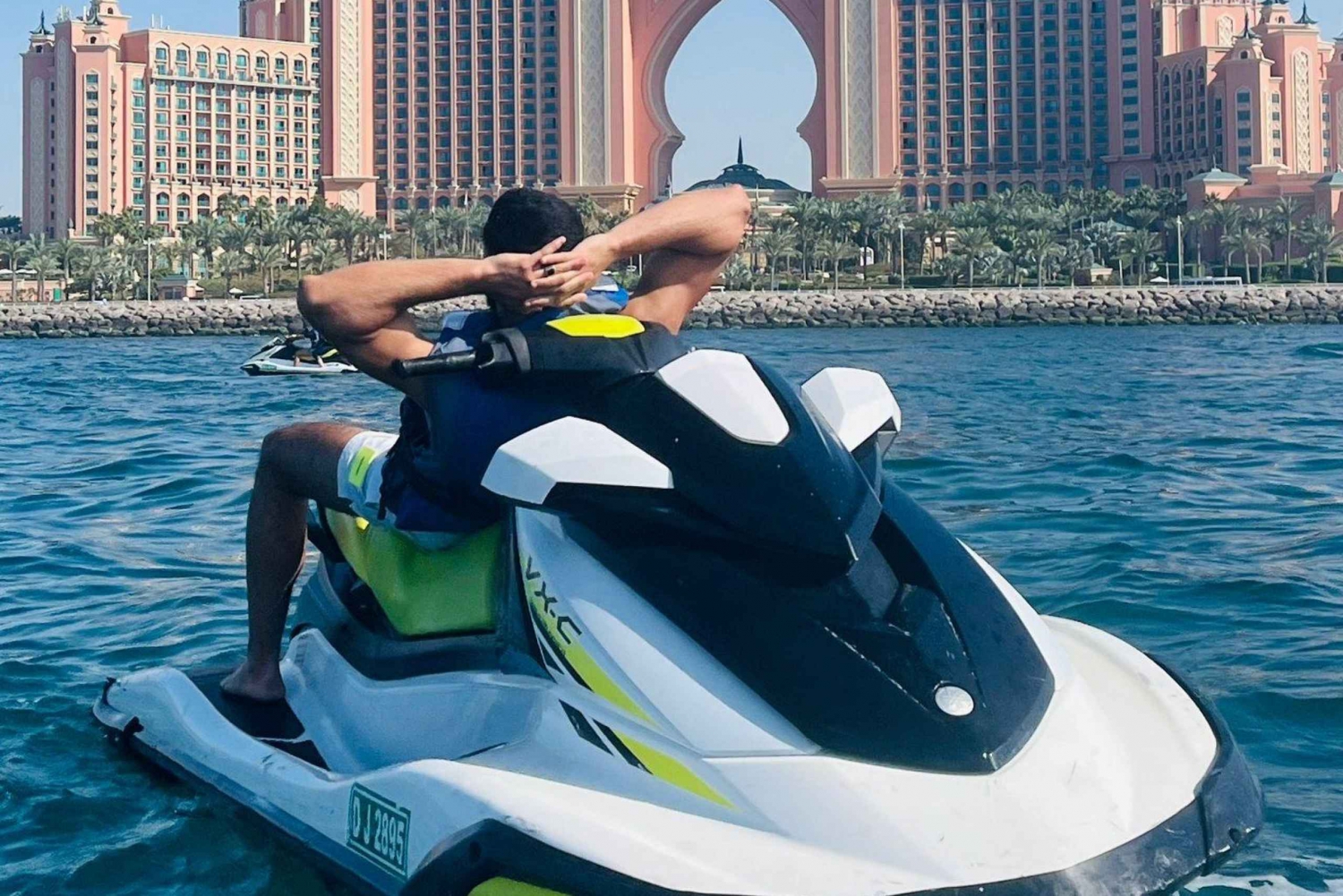 Dubai: Excursión en moto acuática por el puerto con monumentos, ducha y agua