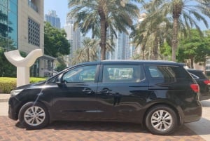 Dubai: Kia Carnival 7 persoons privé autohuur met chauffeur