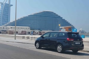 Dubai: Kia Carnival 7 persoons privé autohuur met chauffeur