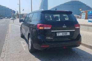 Dubai: Kia Carnival 7 persoons privé autohuur met chauffeur