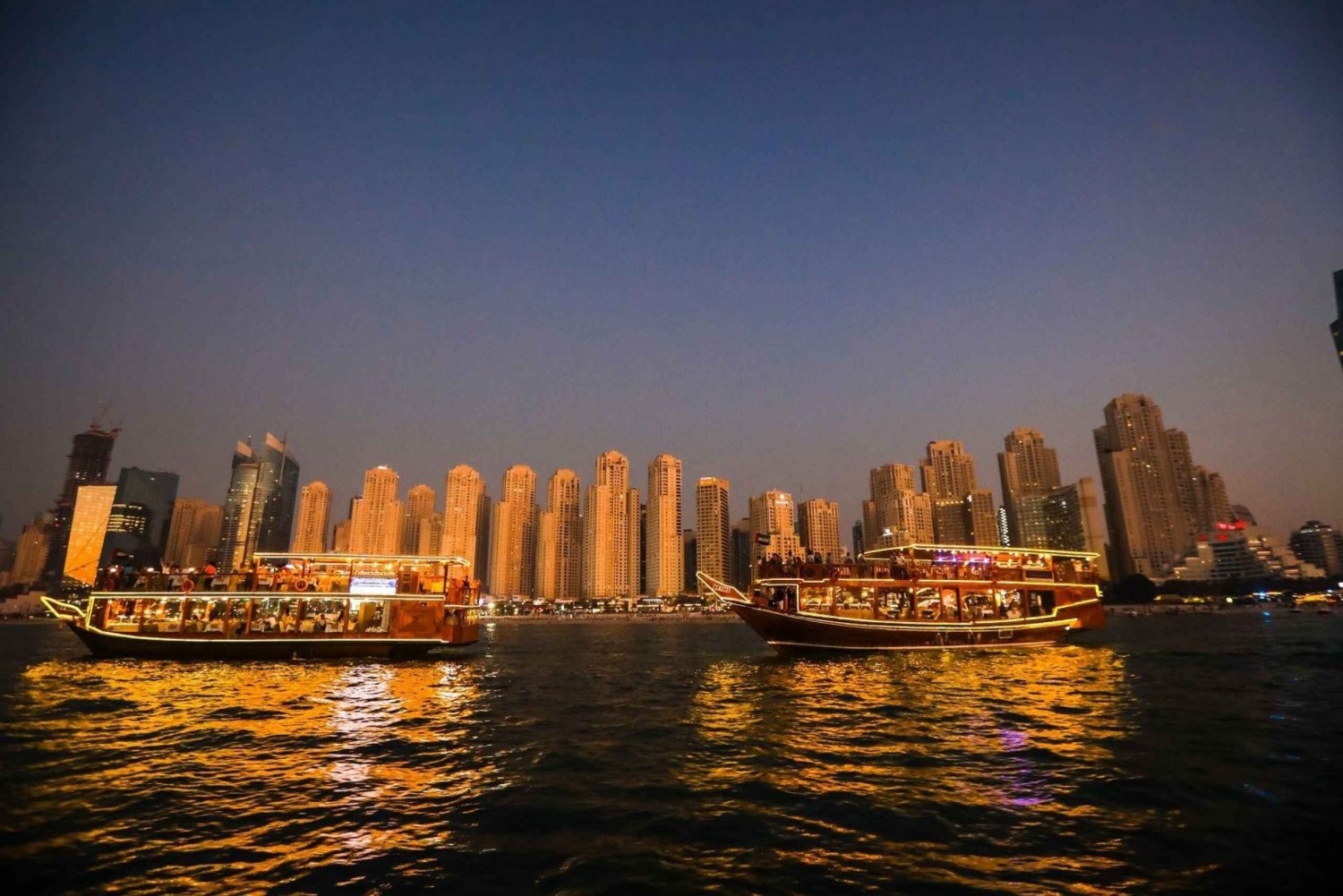 Cena en el lujoso crucero en dhow de Dubai (buffet internacional)
