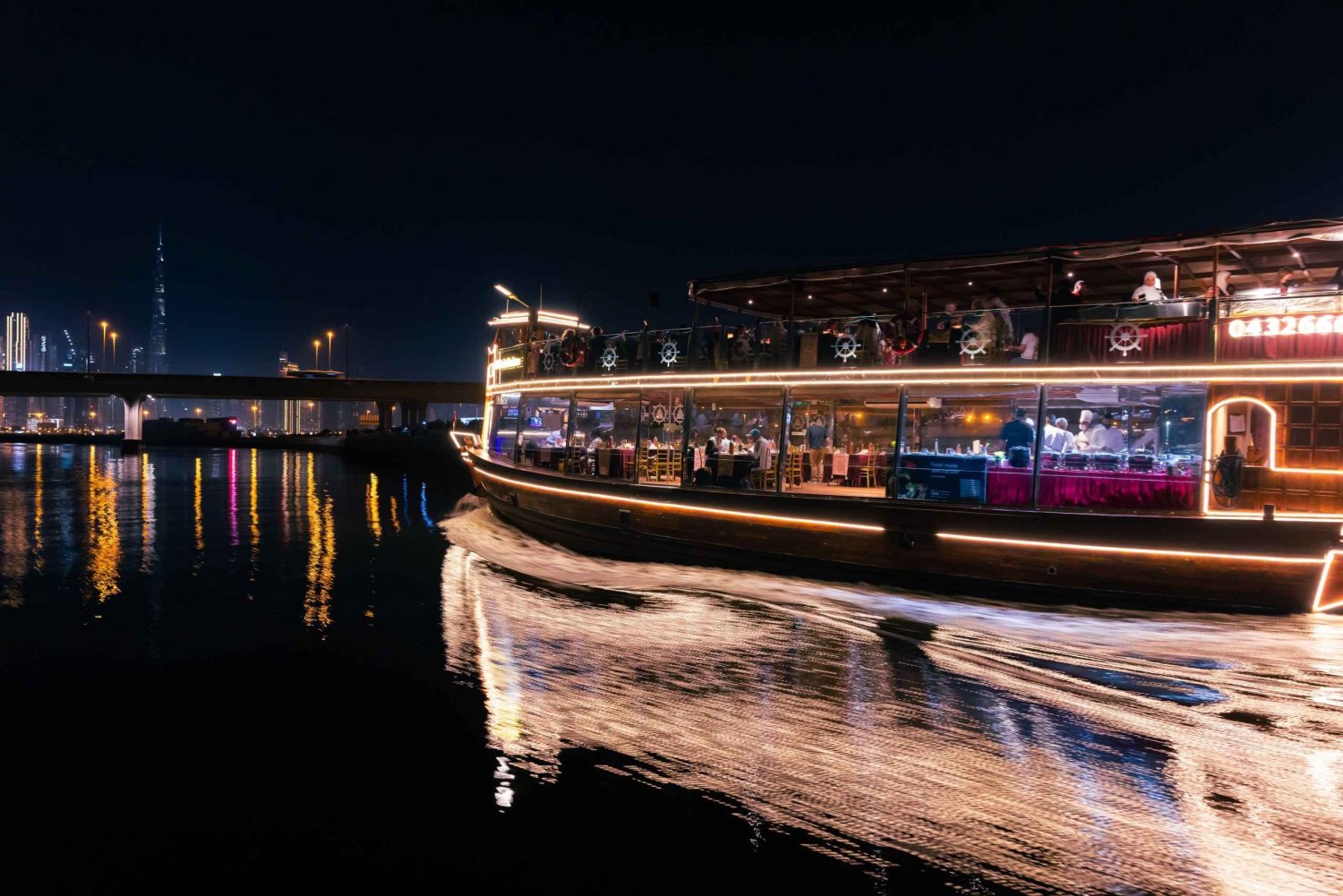 Dubai: Ylellinen illallisristeily kanavalla valinnaisilla kuljetuksilla