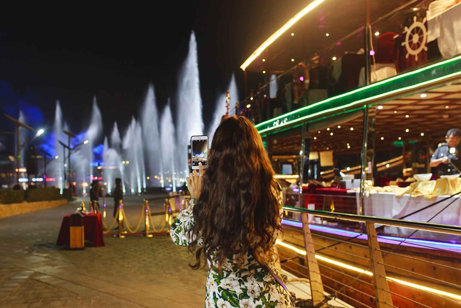 Dubai: Ylellinen illallisristeily kanavalla valinnaisilla kuljetuksilla