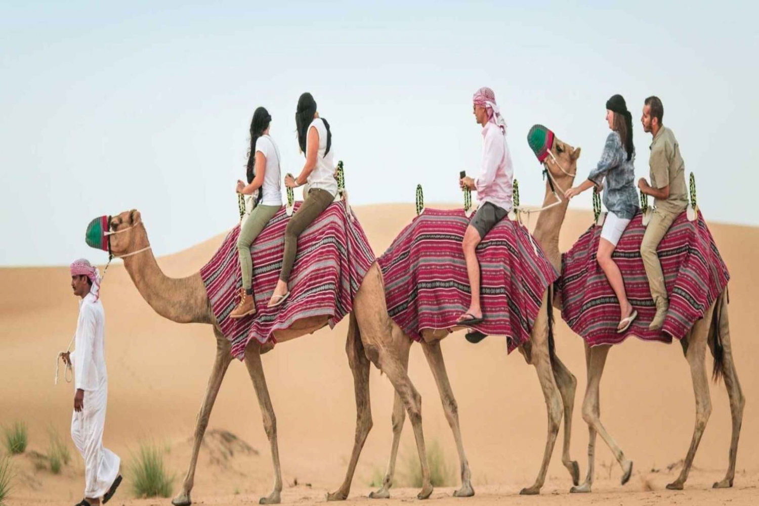 Dubai: Luxe woestijnsafari, diner, show en kamelenrit