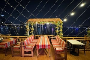 Dubai: Luxury Dinner Cruise with Live Music