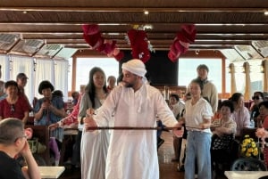 Dubai: Luxury Dinner Cruise with Live Music