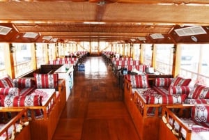 Dubai: Luxury Dinner Cruise with Live Music