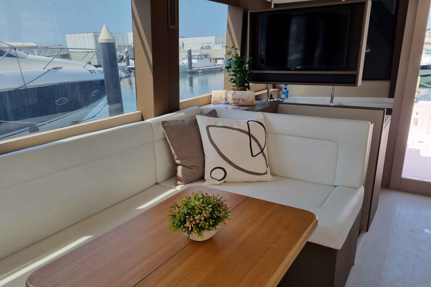 ドバイ：お食事とお飲み物付きの豪華観光クルーズ