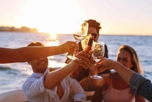 Dubai: Luxury Sunset Yacht Tour with Snacks and Drinks