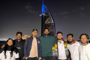 Dubai: Luxury Sunset Yacht Tour with Snacks and Drinks