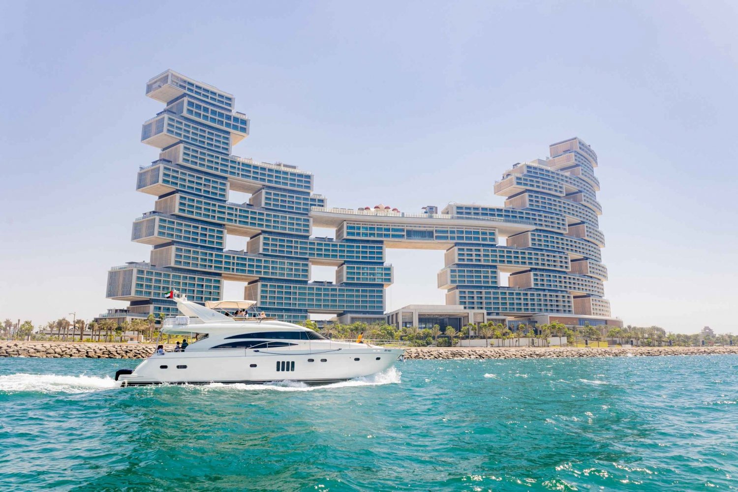 Dubai: Luxury Yacht Tour with Live BBQ and Drinks