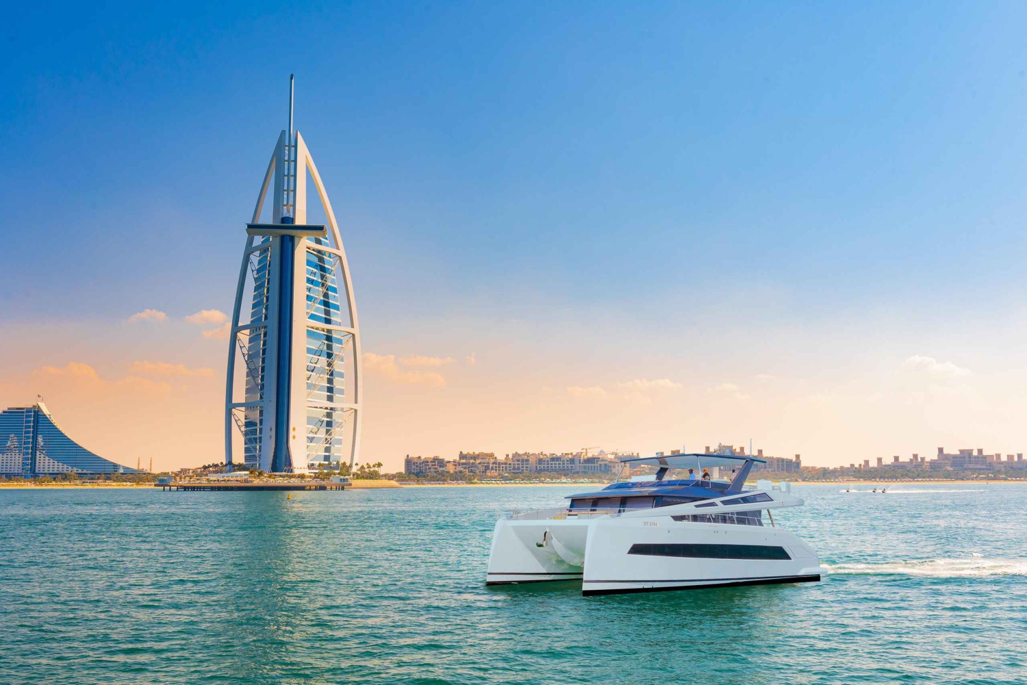 Dubai: Luxus-Yacht-Tour mit Live-Barbecue und Hotel-Transfer