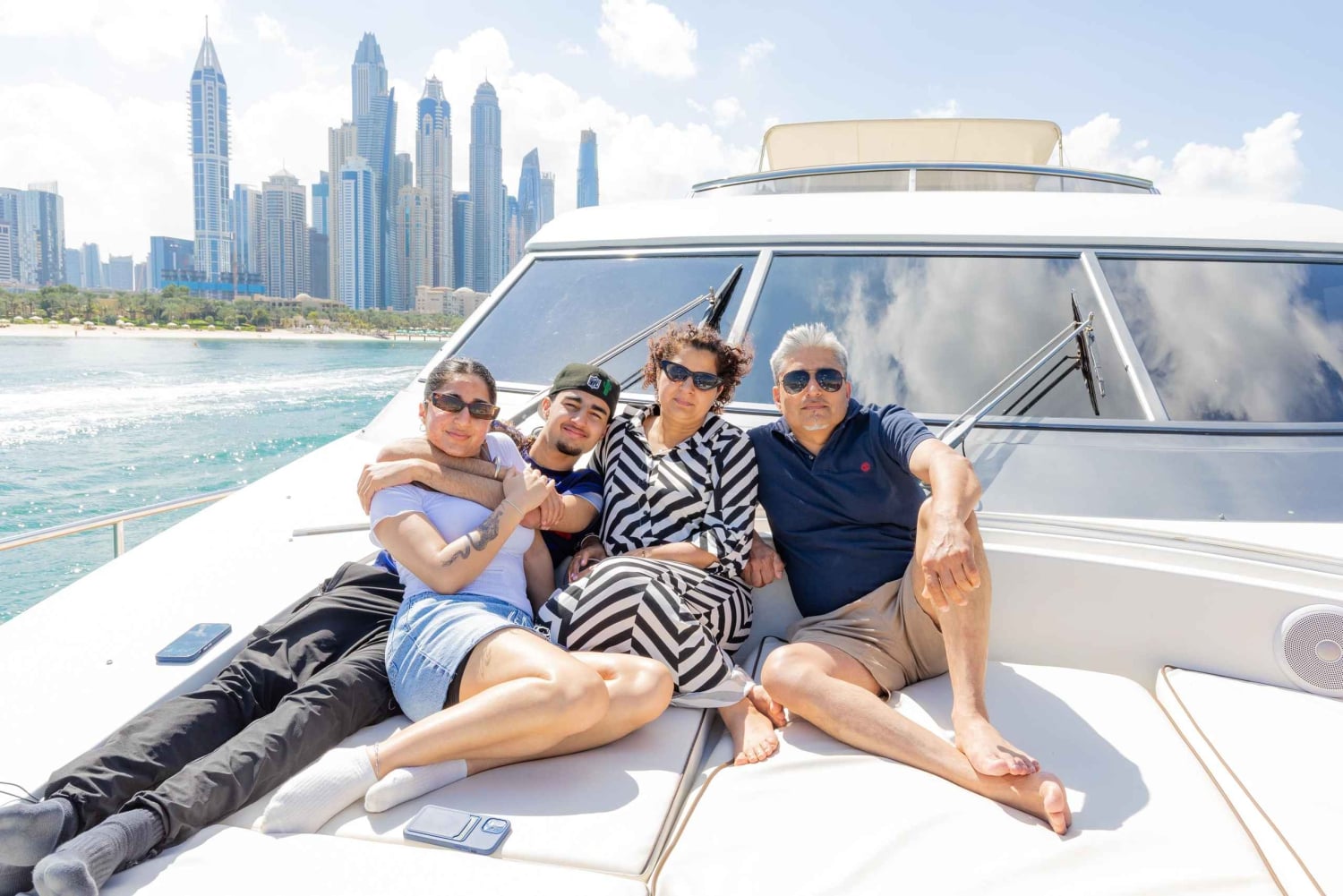 Dubai: Luxus-Yacht-Tour mit Live-Barbecue und Hotel-Transfer