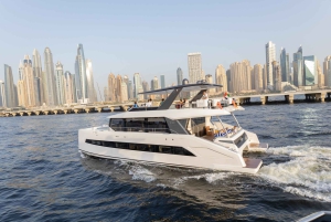 Dubai: Luxus-Yacht-Tour mit Live-Barbecue und Hotel-Transfer