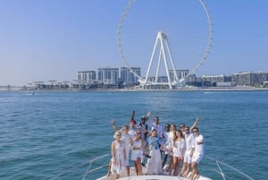 Dubai: Luxus-Yacht-Tour mit Live-Barbecue und Hotel-Transfer