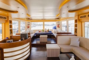 Dubai: Tour in yacht di lusso con possibilità di aggiungere un pranzo al barbecue