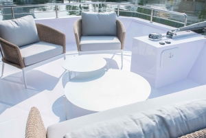 Dubai: Luxury Yacht Tour with Snacks and Drinks