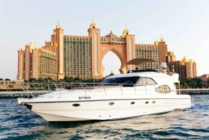 Dubai: Yacht Tour with Soft Drinks