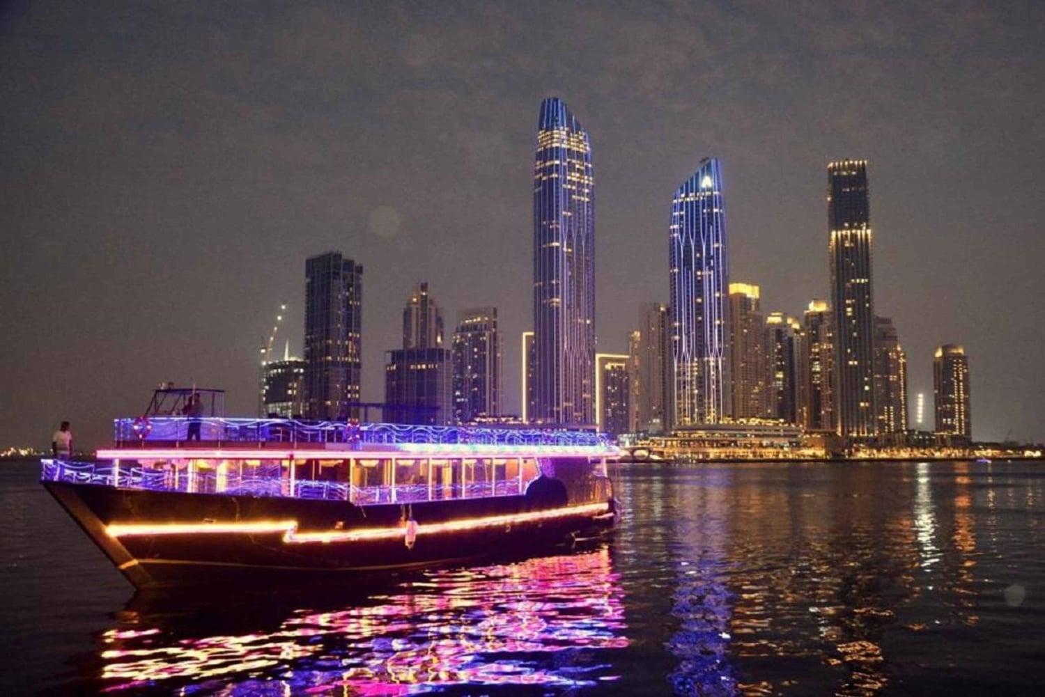 Croisière en boutre à Dubaï Marina : dîner buffet et divertissement en direct