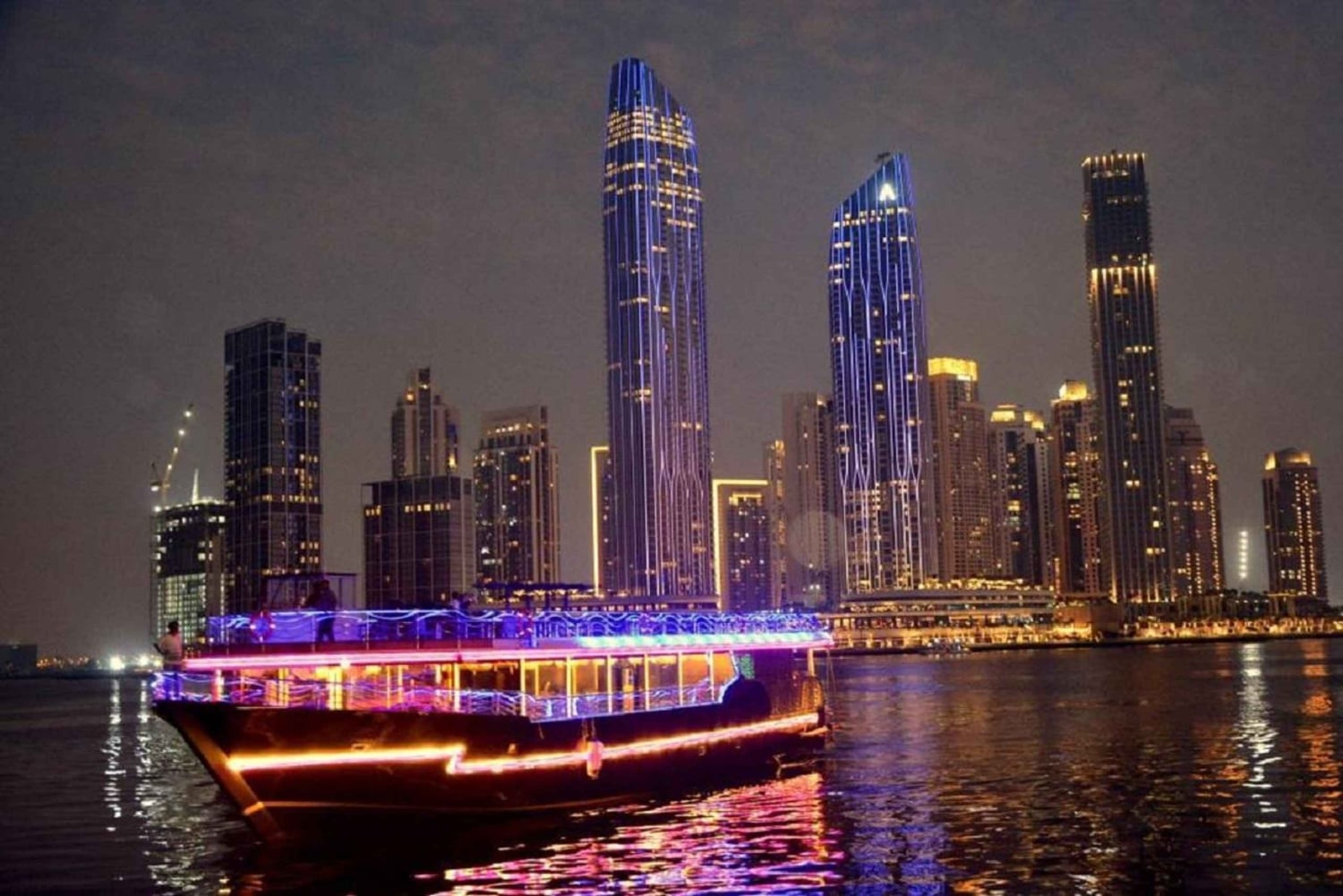 Croisière en boutre à Dubaï Marina : dîner buffet et divertissement en direct