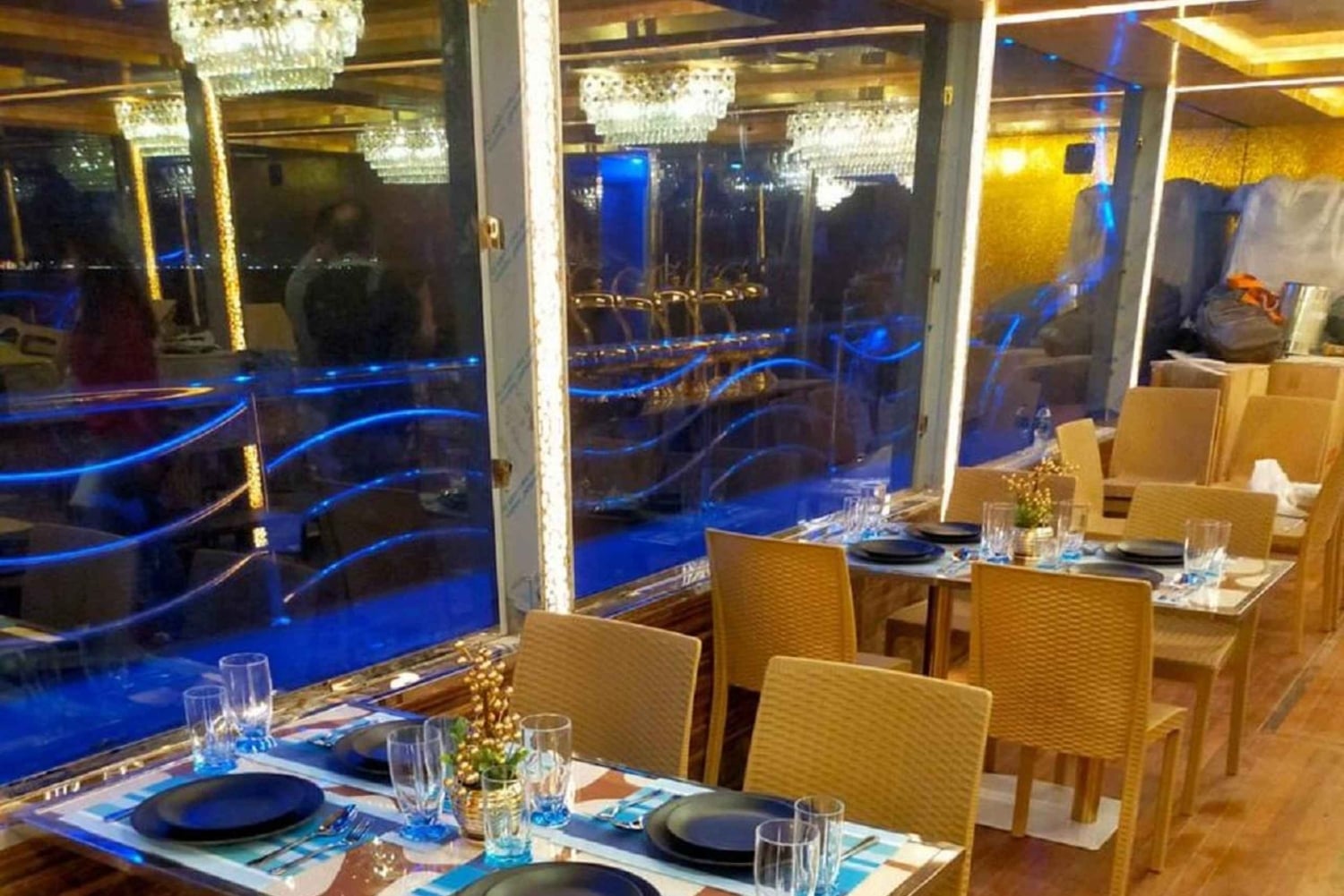 Croisière en boutre à Dubaï Marina : dîner buffet et divertissement en direct
