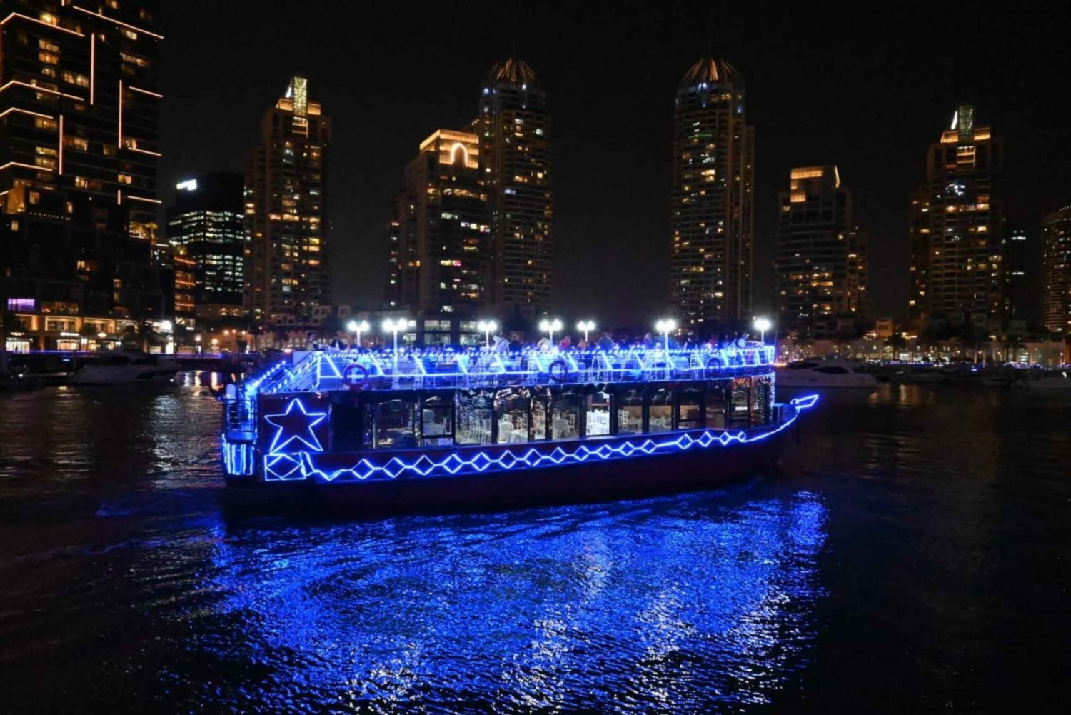 Dubai :Marina Dhow Cruise Illallinen Tanura-tanssin kanssa