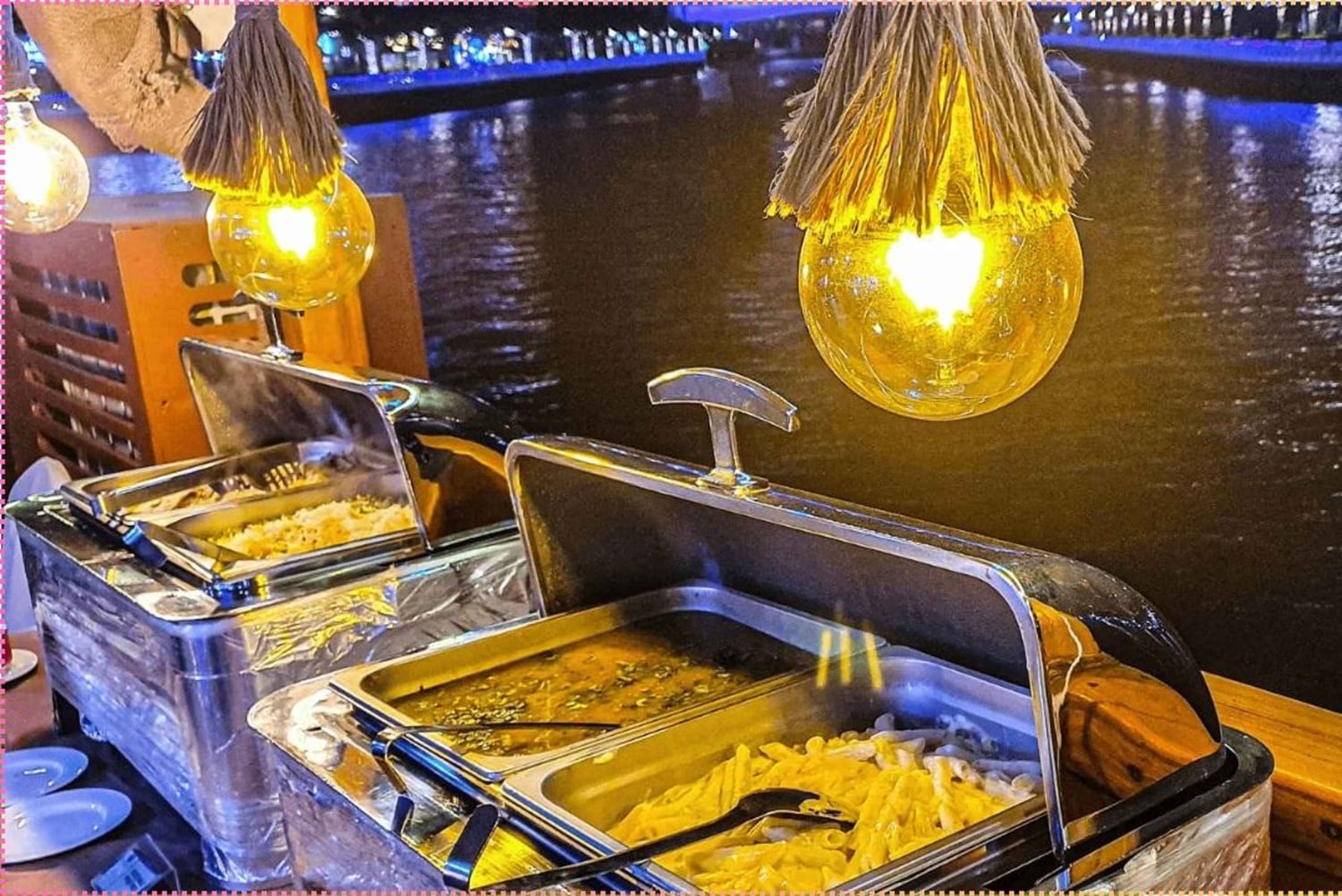 Dubai: Marina Dhow-middagscruise med liveunderholdning