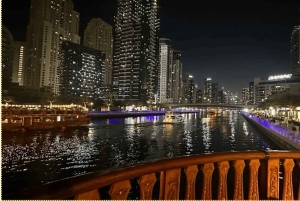 Dubai: Marina Dhow-middagscruise med liveunderholdning