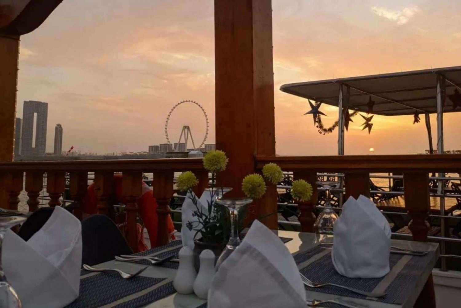 Dubai: Marina Dhow Dinner Cruise met privé transfer