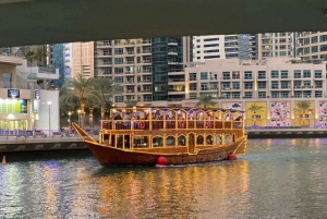 Dubai: Marina Dhow Dinner Cruise met privé transfer