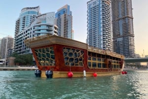 Dubai Marina: Dinner Cruise in a Traditional Boat