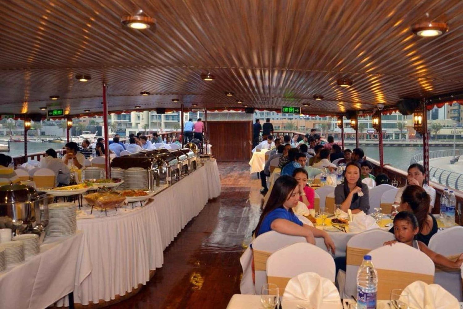 ドバイ マリーナ ディナークルーズ（ライブ エンターテインメント付き）（アルワスル）