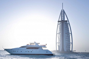 Dubai Marina: Yacht Tour with Breakfast or BBQ