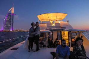 Dubai Marina: Yacht Tour with Breakfast or BBQ
