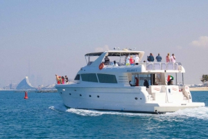 Dubai Marina: Yacht Tour with Breakfast or BBQ