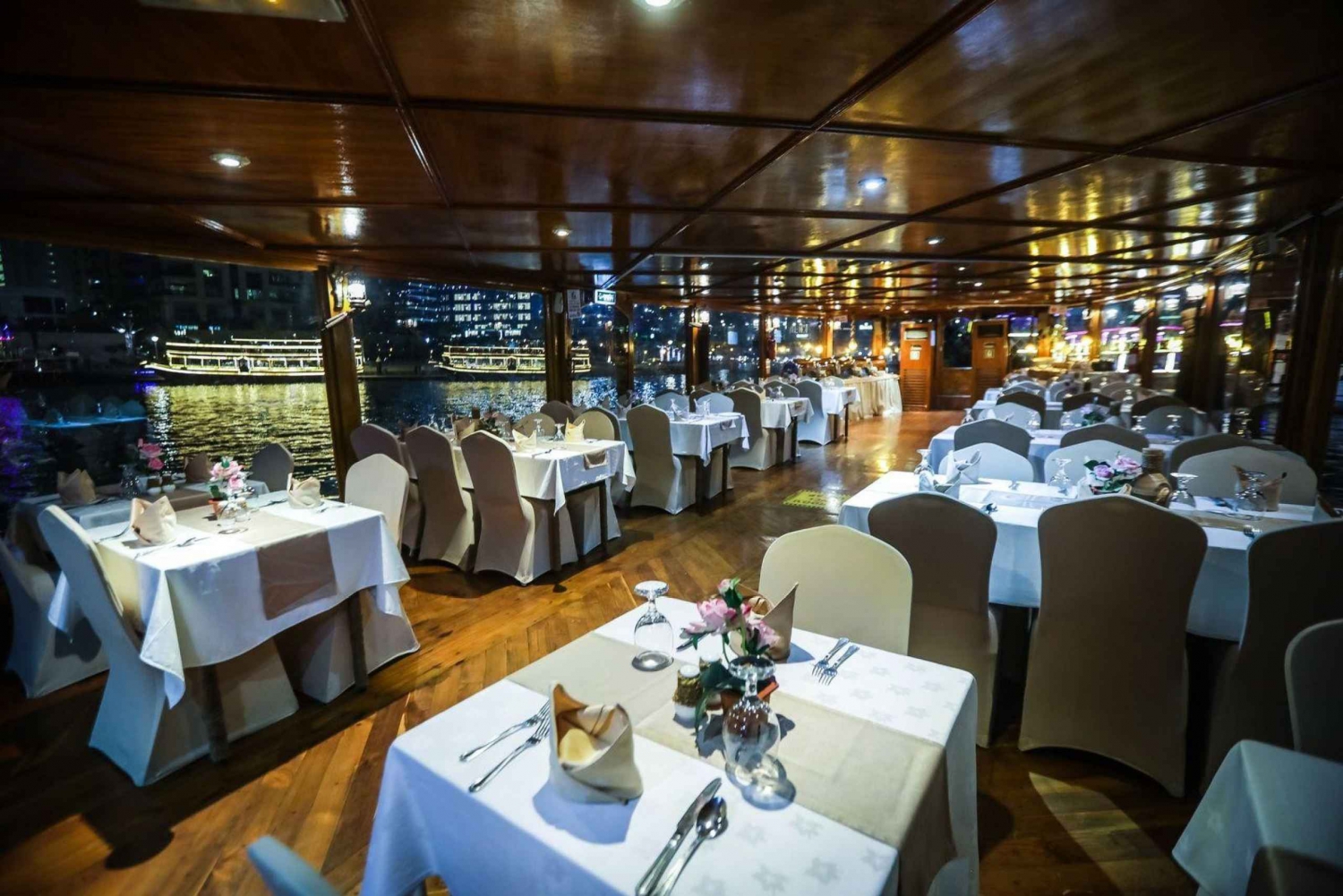 Jantar no Dubai Marina Premium Dhow (buffet intercontinental)