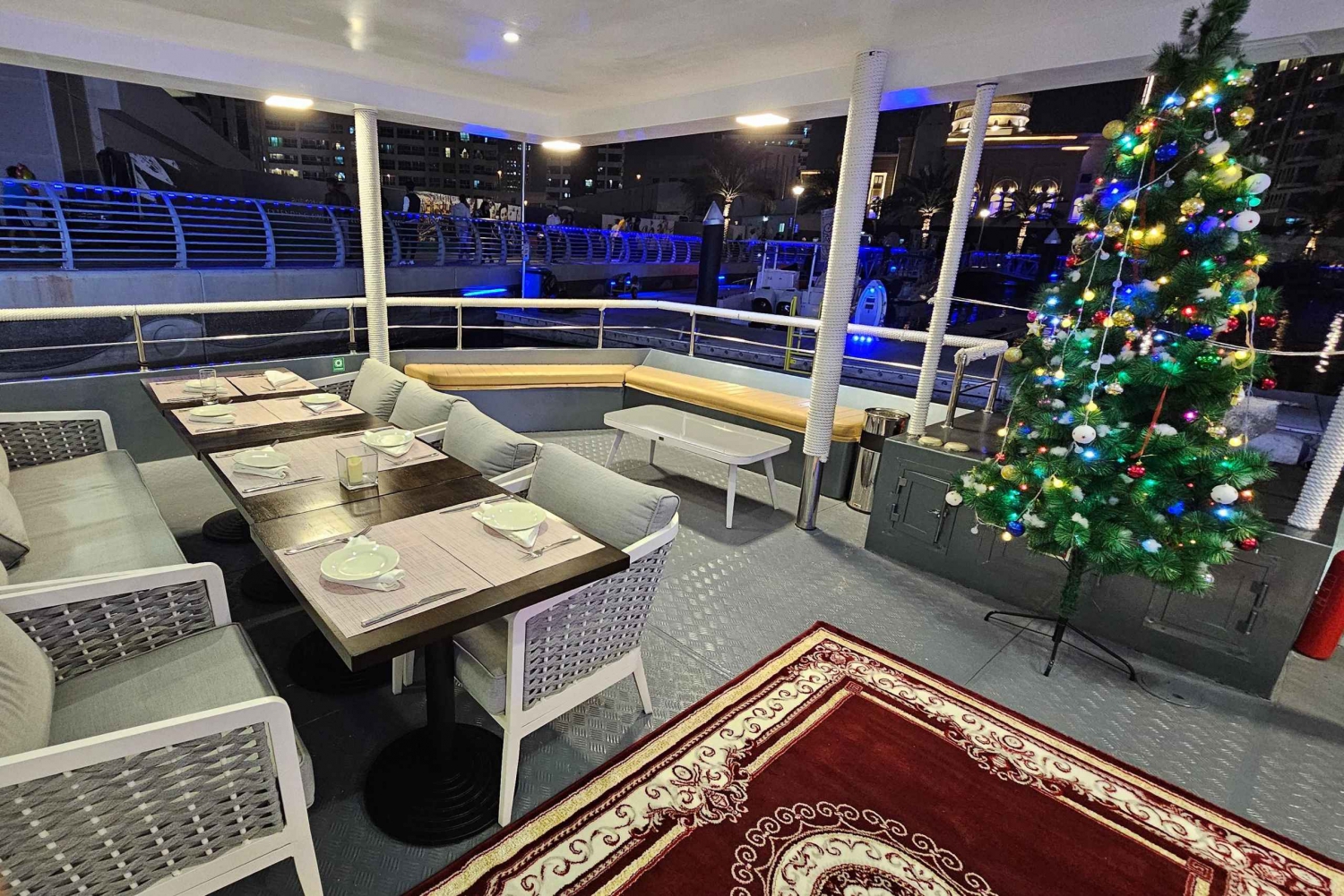 Dubai: Marina Premium Dinner Cruise with Unlimited Drinks