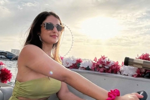 Dubai Marina: Private Boat Tour with Flower