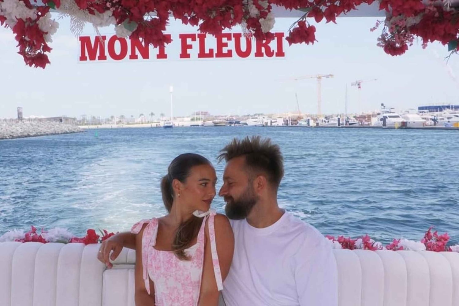 Dubai Marina: crociera privata con la barca a tema floreale Mont Fleuri