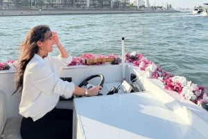 Dubai Marina: crociera privata con la barca a tema floreale Mont Fleuri