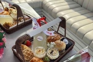 Dubai Marina: crociera privata con la barca a tema floreale Mont Fleuri