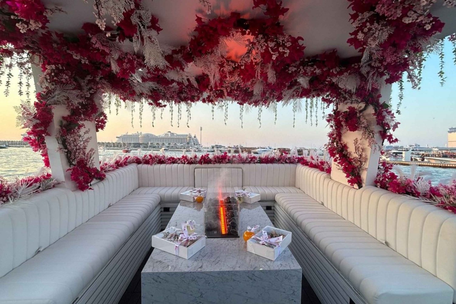 Dubai Marina: Private Luxury Flower Yacht Tour with Brunch