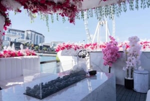 Marina de Dubai: Tour particular em um iate de luxo com flores e brunch